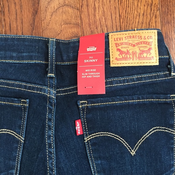 Levi’s dark wash 711 skinny jeans - NWT - Picture 4 of 4